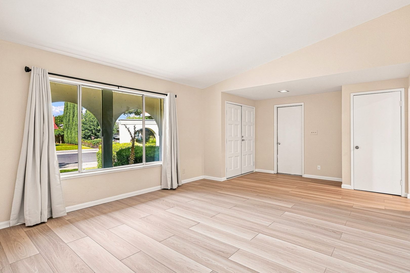 Beautifully Updated 4 Bed 2 Bath Home – photo 4