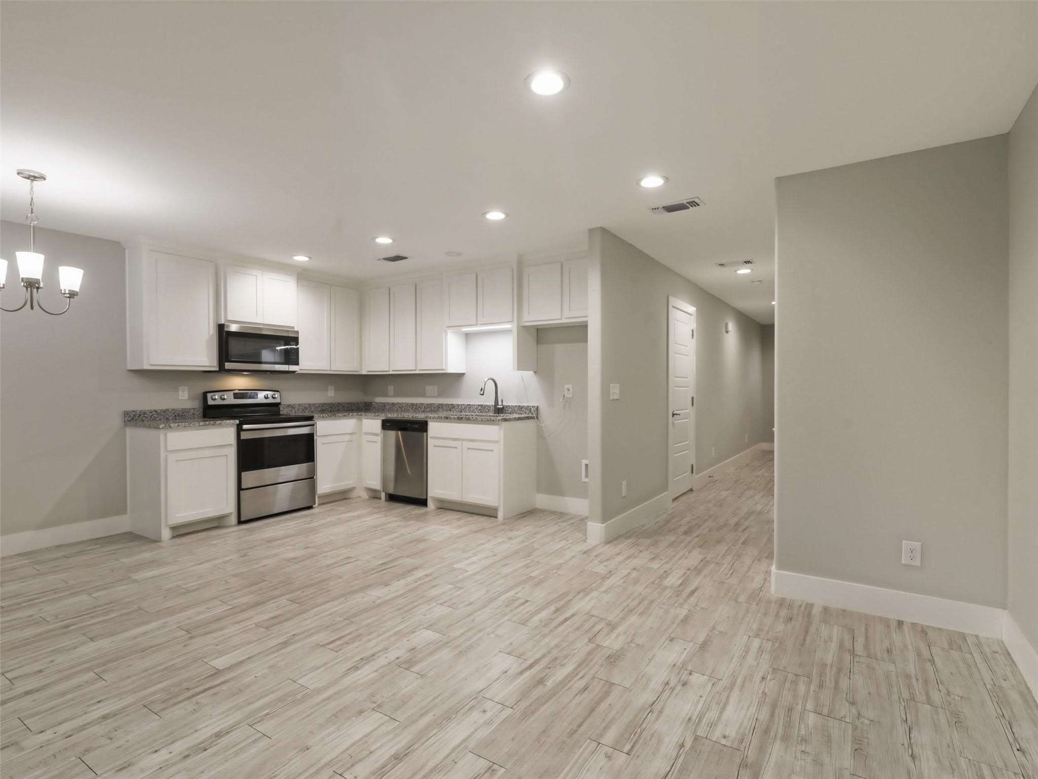 818 W Walker Street – photo 2