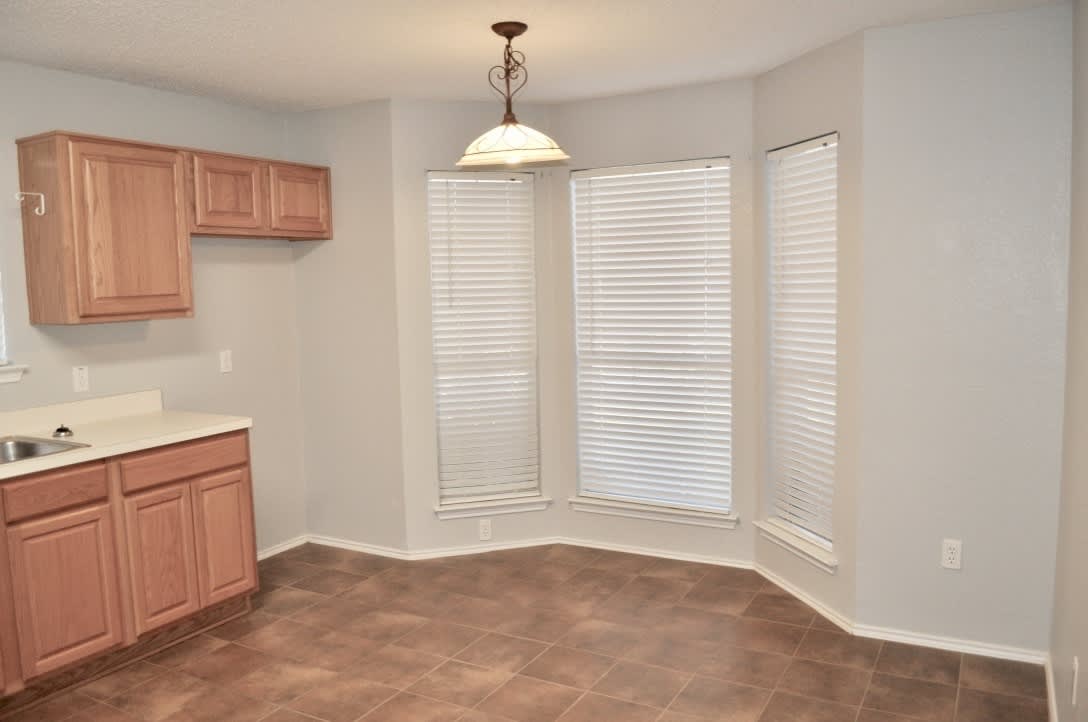 For Lease! Nice 3 -2-2 Brick Home In Briarwood. Great Location with Easy Access To I-20. – photo 5