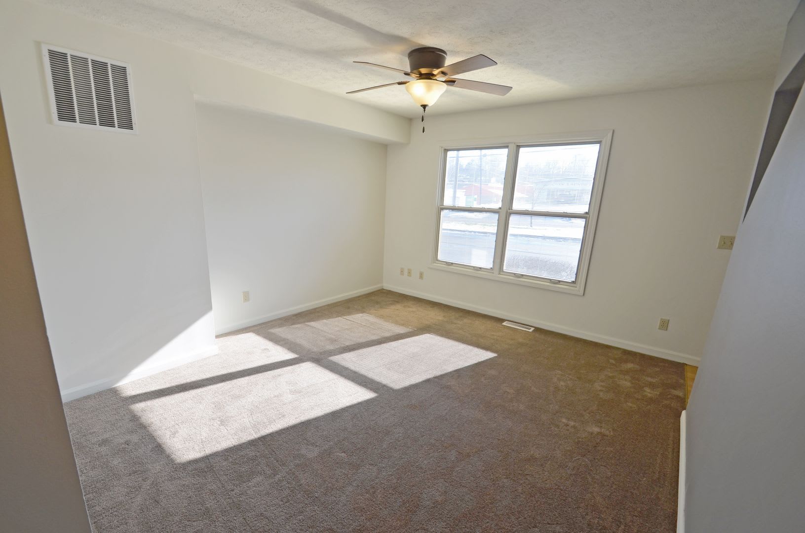 3 story, 3.5 bedroom! – photo 4