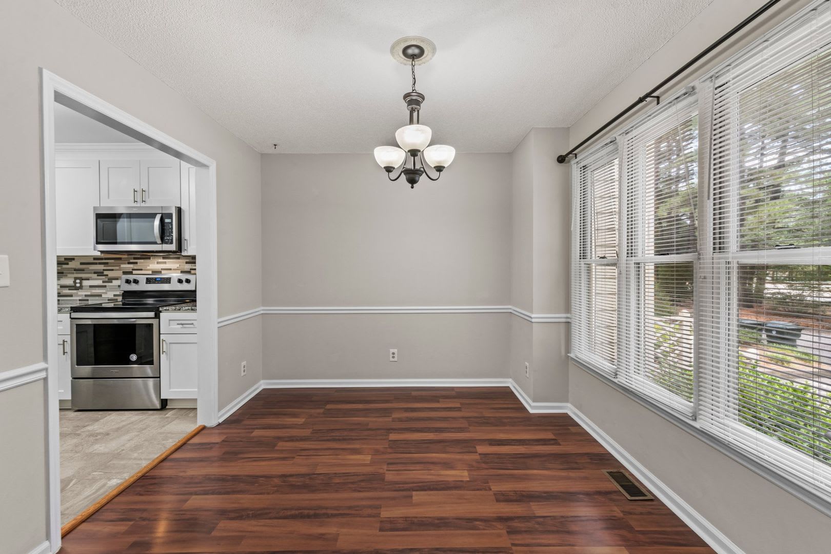 Updated And Adorable 2 Bedroom Townhome In N E Raleigh Near Rex Glenwood Crabtree Pet Friendly – photo 4