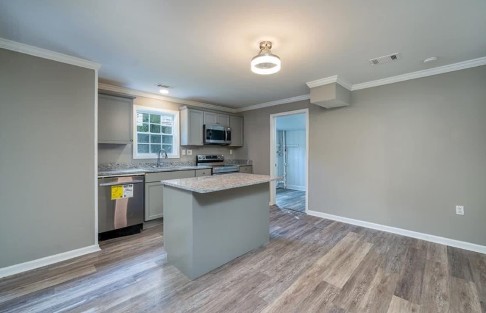 Room in 4 Bedroom Home at Grand Ave SW – photo 5