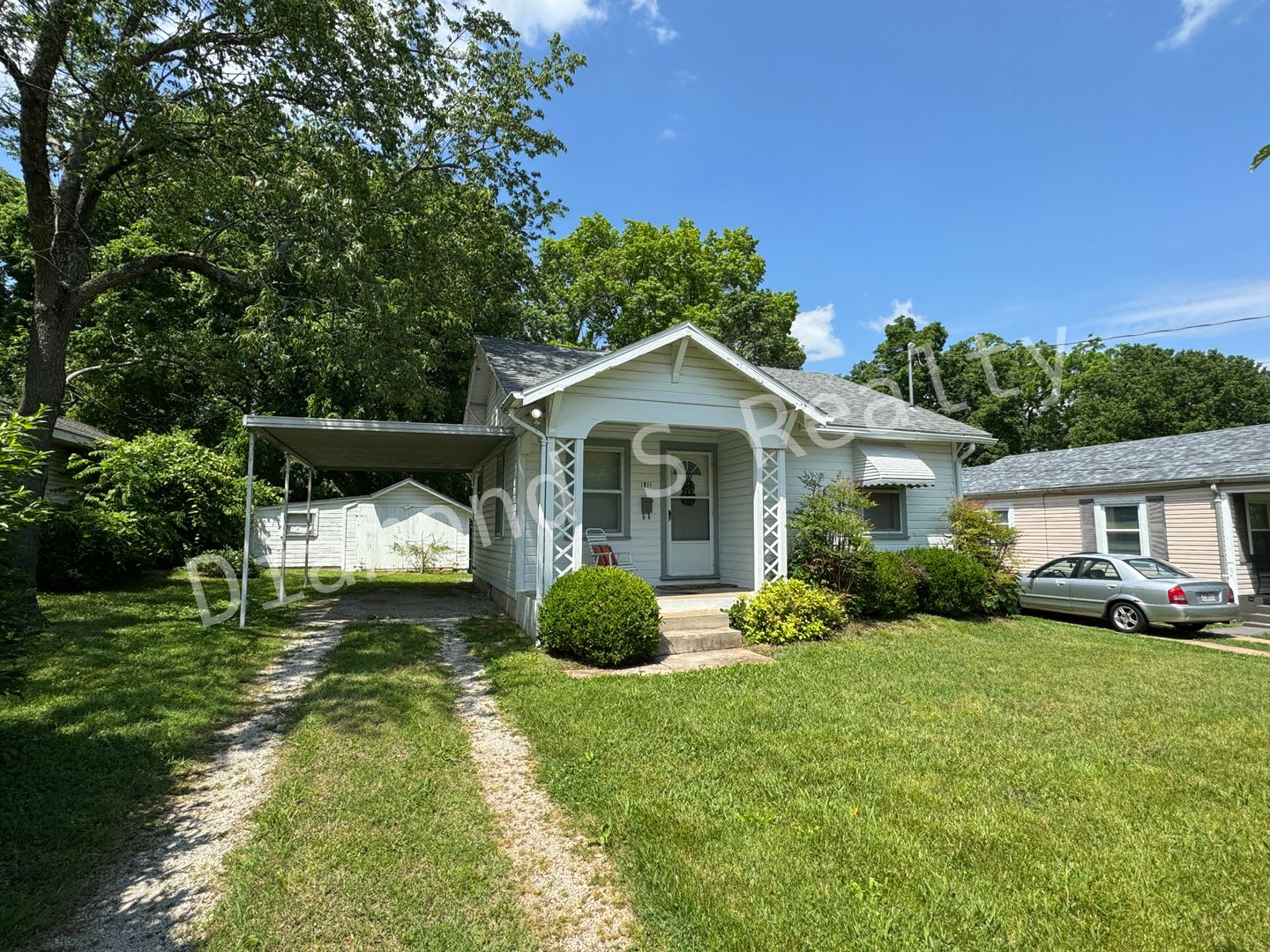 Cute and Clean 2 Bedroom Home Available Now! – photo 1