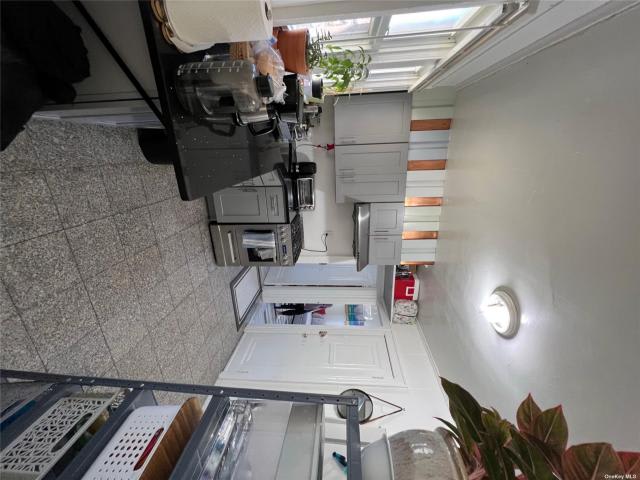 94-25 54 Avenue – photo 3