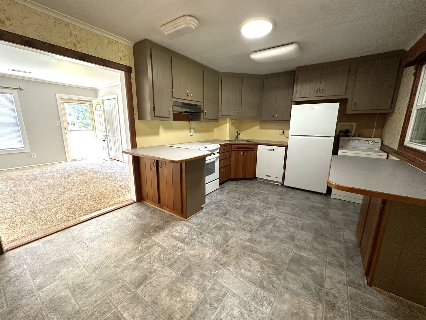 Charming 3BR/1.5BA Home in Oxford Heights Subdivision – photo 3