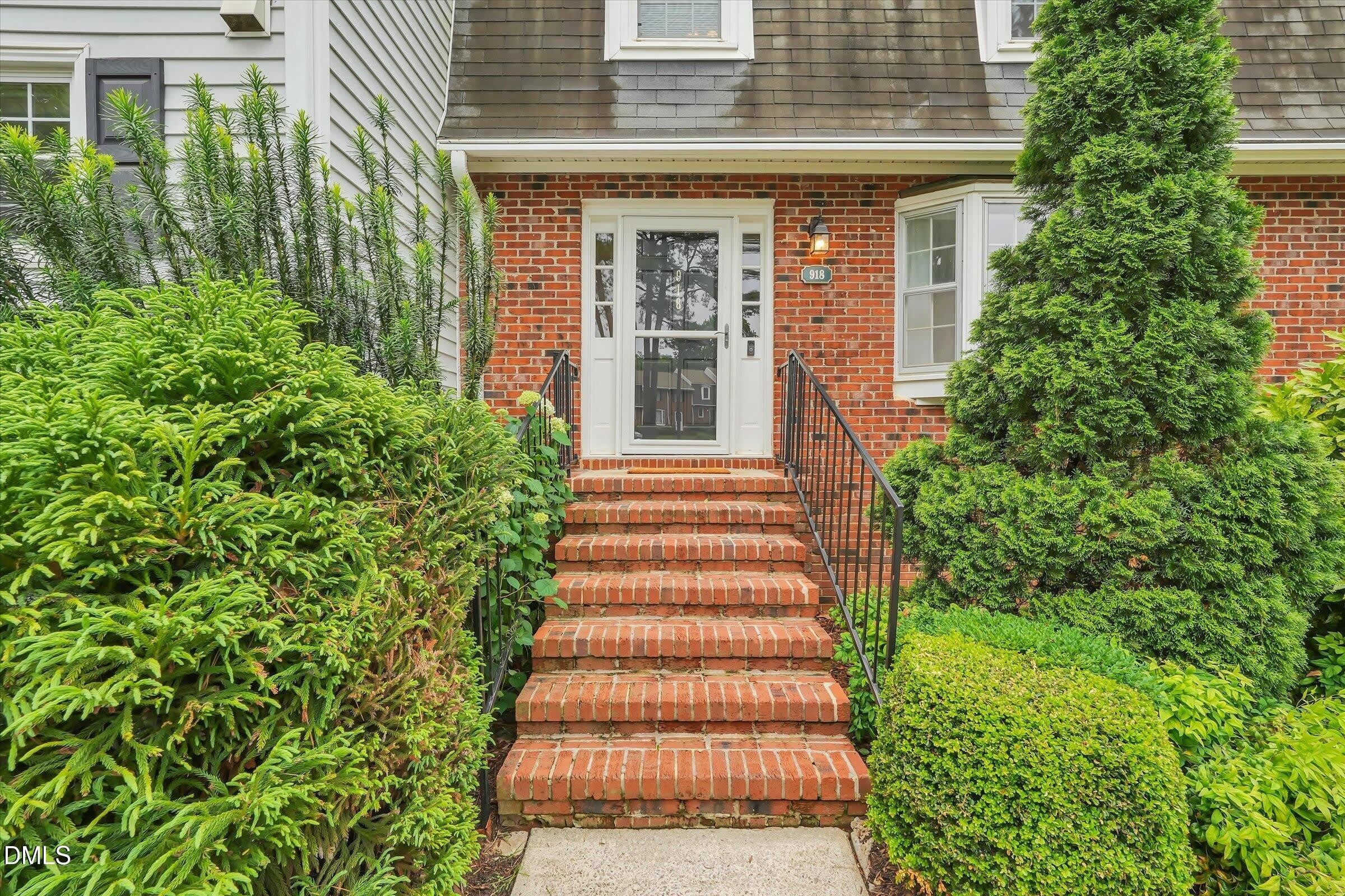 918 Hampshire Court – photo 3