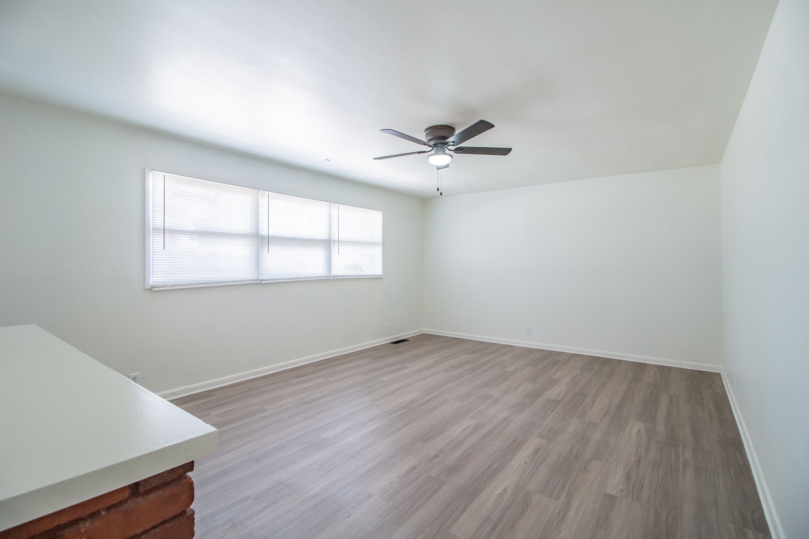 3 bedroom 2 bathroom just off University – photo 4