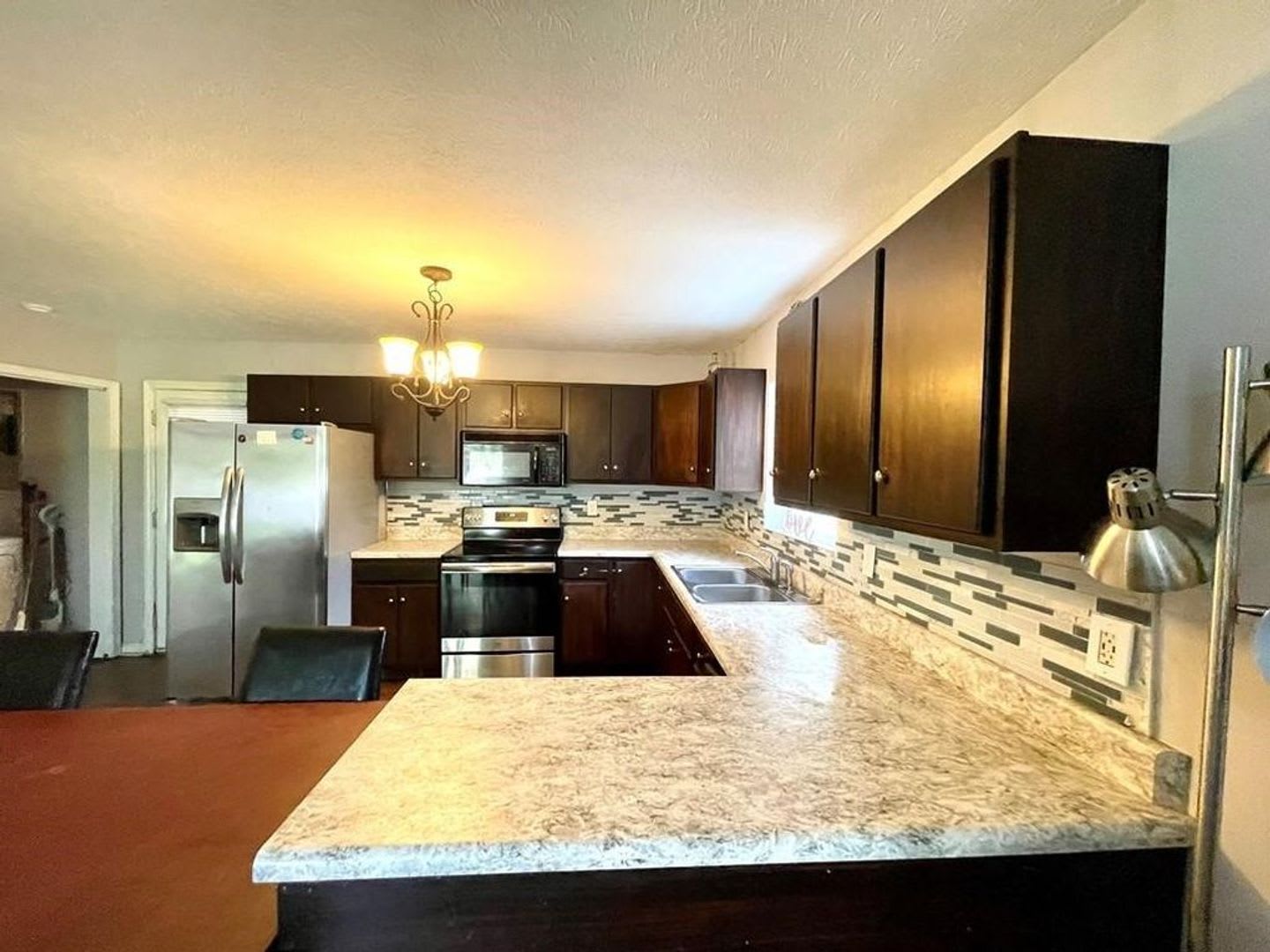 Cozy 3 Bedroom/2 Bath Home with large yard and covered back patio! – photo 2