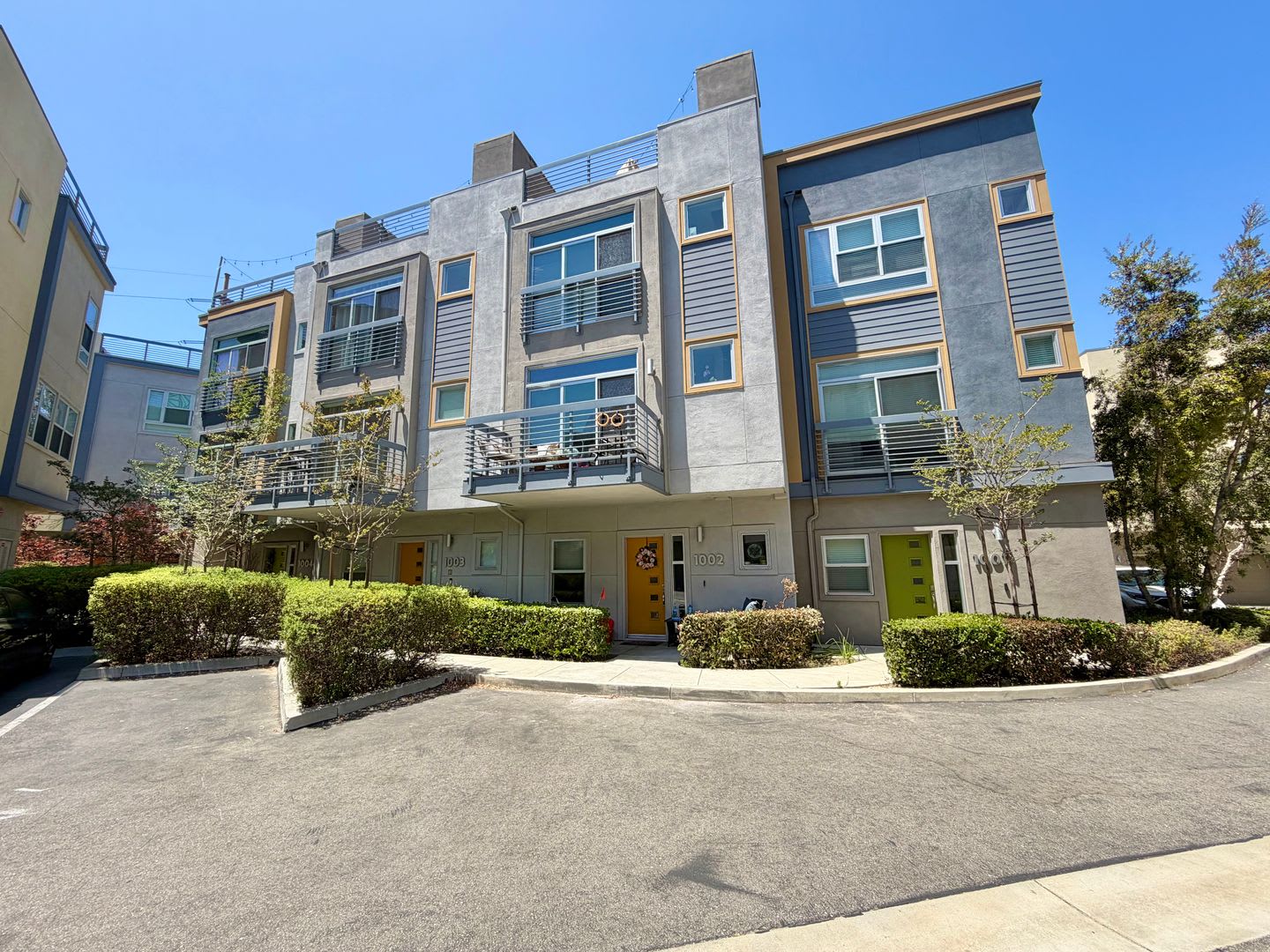 3-BR/3-BA Townhouse w/ Furnished Roof deck, 2-Car Garage, EV Hookup – photo 3