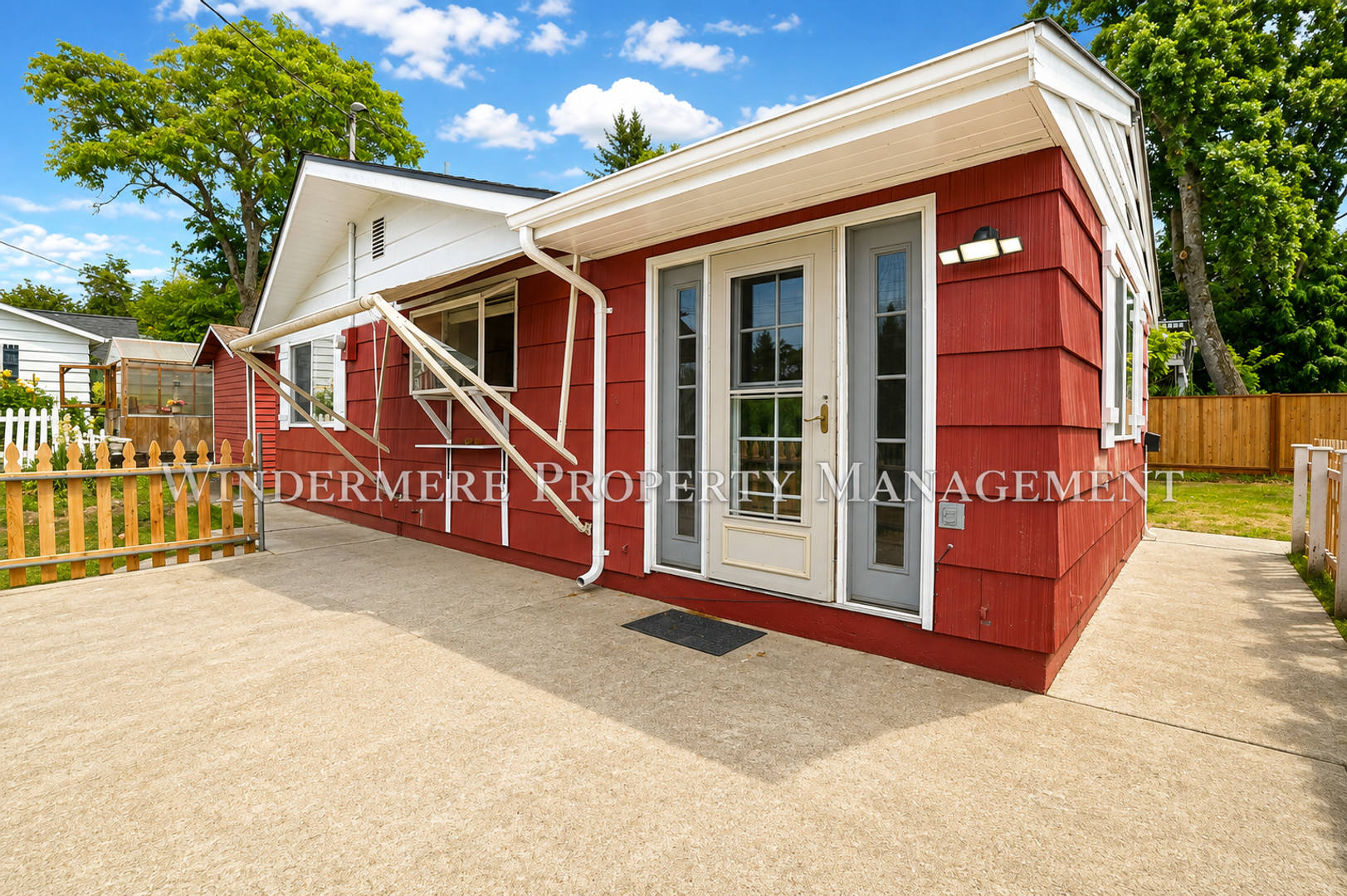 Three Bed Rambler on large fenced corner lot with patio – photo 3