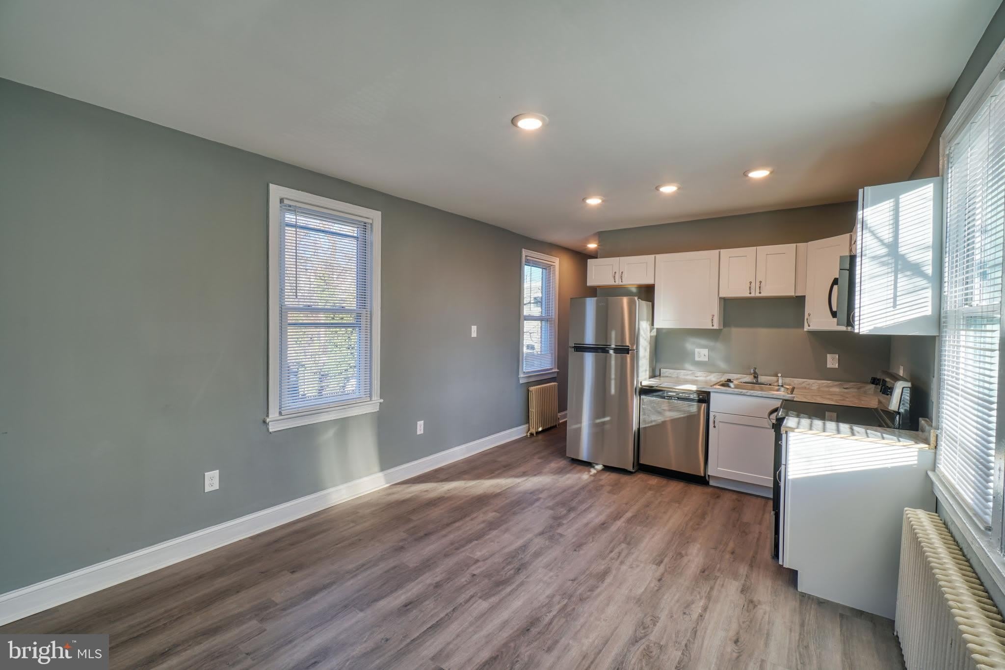 400 DOUGLAS Street NE – photo 1