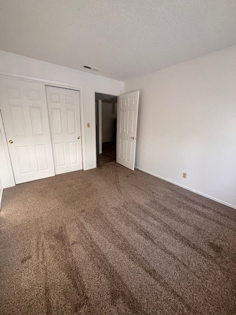 Rare Complex located conveniently behind Round Hill Square in walking distance to the Lake. – photo 3