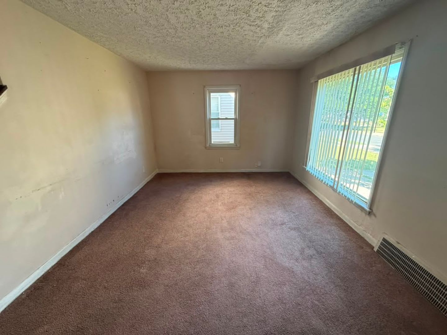3-BED, 1 BATH BEAUTIFUL SINGLE- FAMILY HOME IN MAPLE HEIGHTS! – photo 1