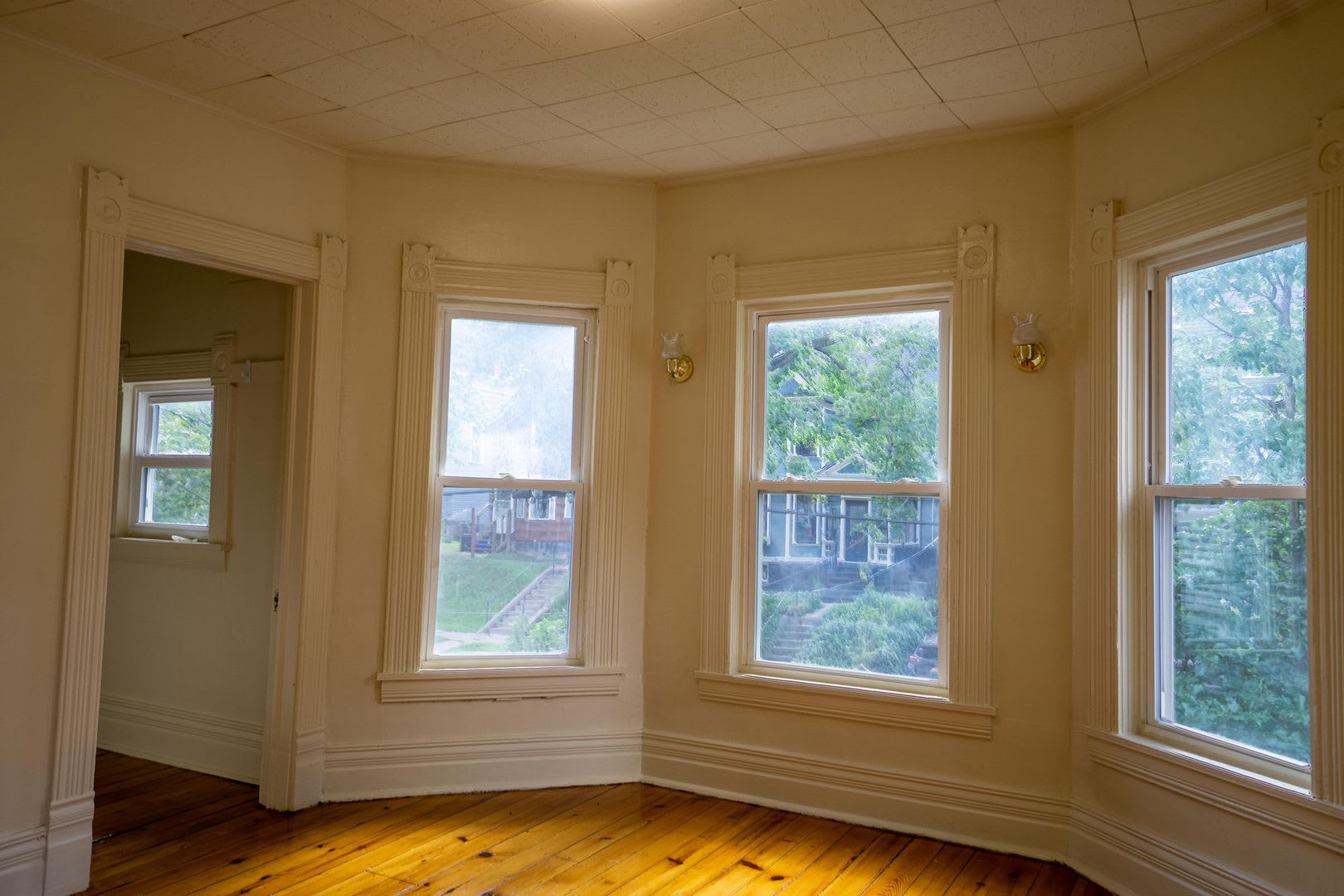 513 Columbus Available 8 1 27 Second Floor Apartment – photo 5