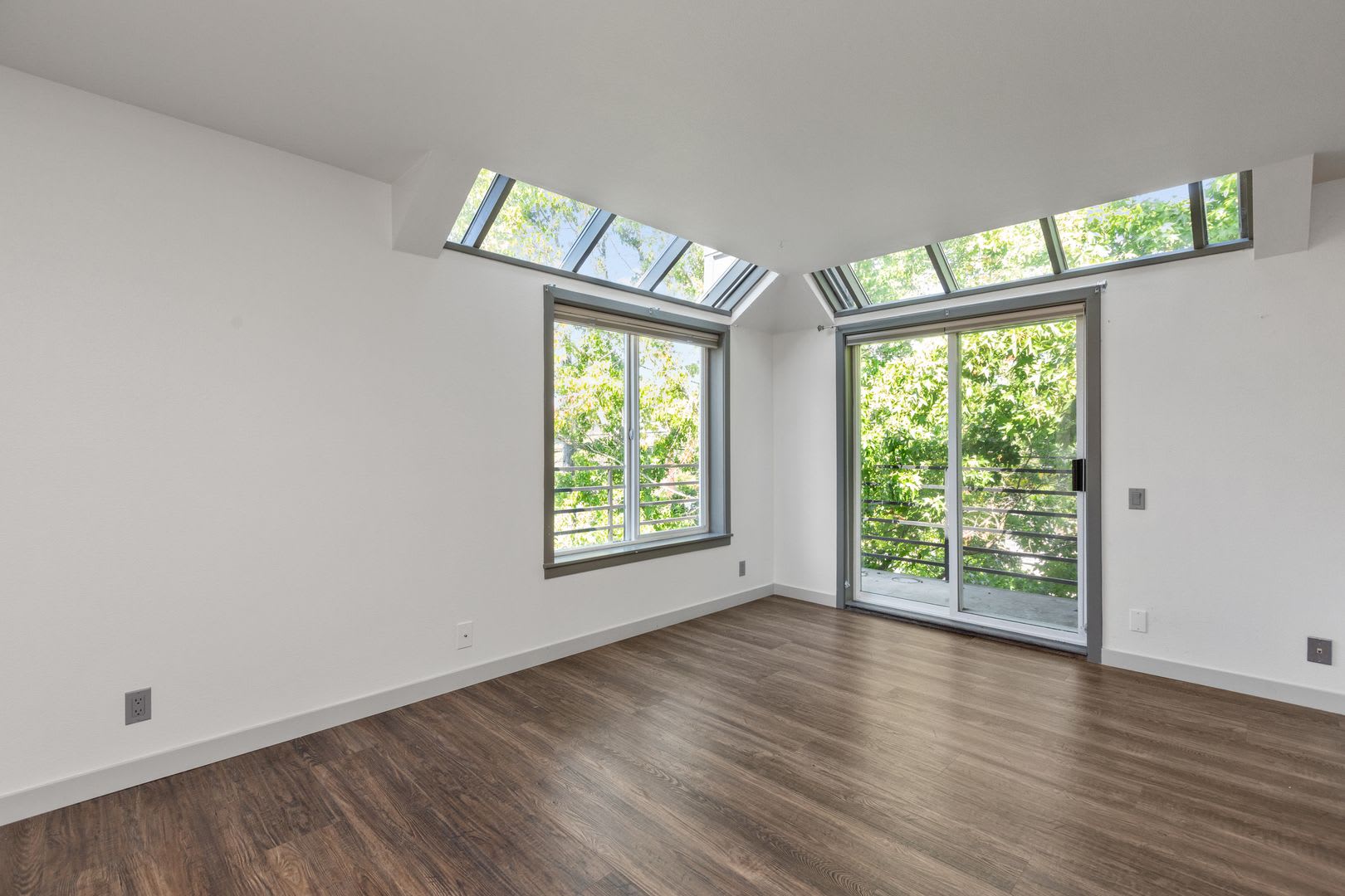 2-Bedroom Queen Anne Condo with Secured Parking – photo 2