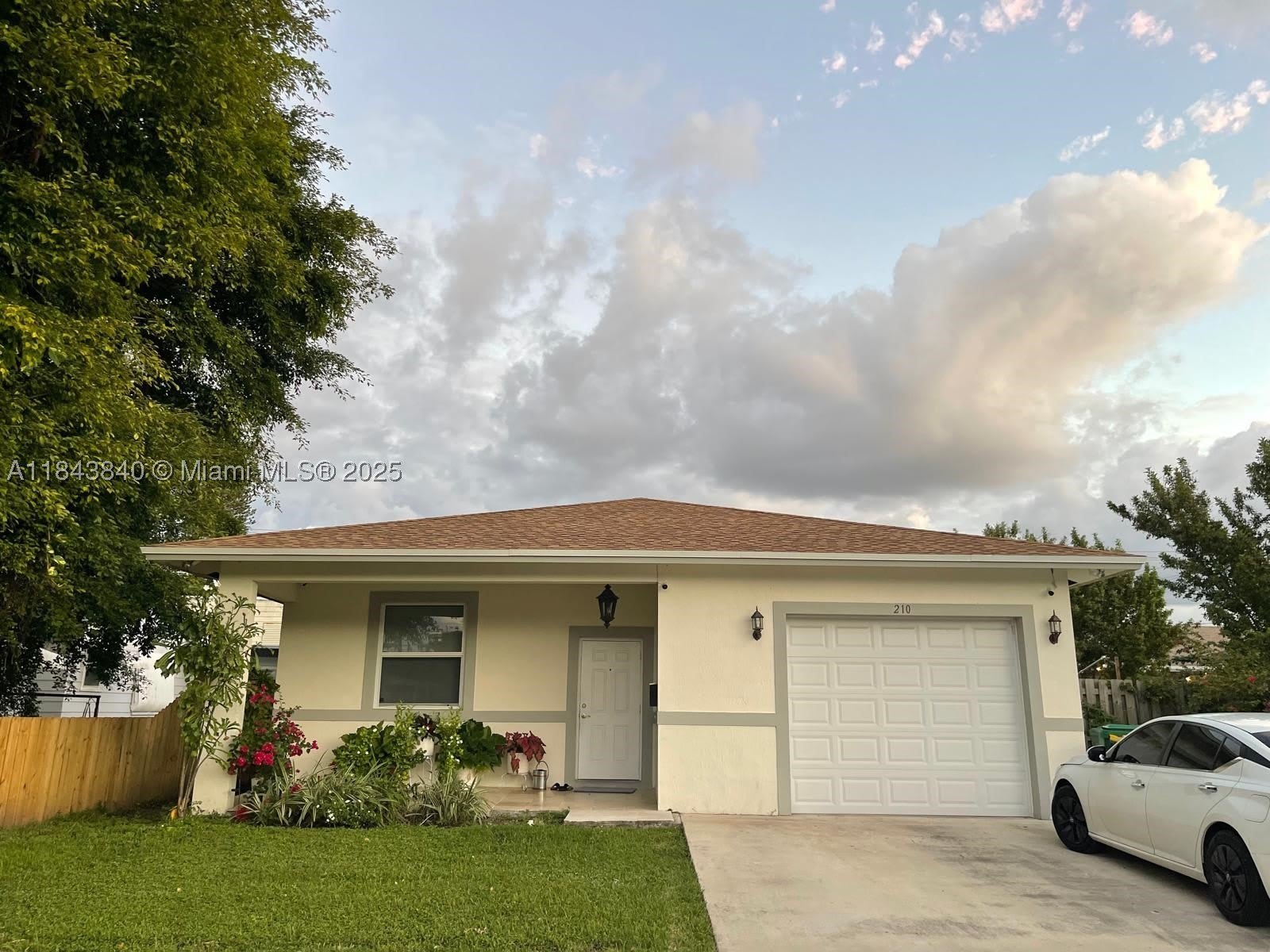 210 SW 4th St – photo 1