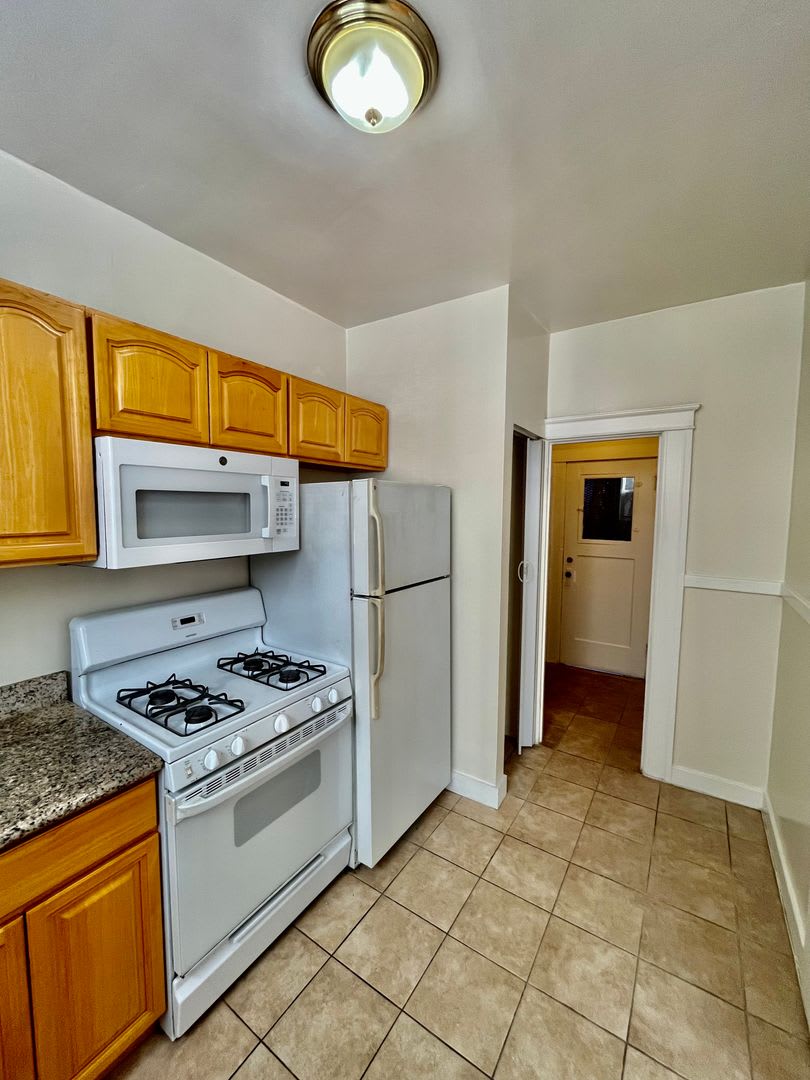 Spacious Inner Richmond 1BR with Private Garage + Storage Included!!! – photo 5