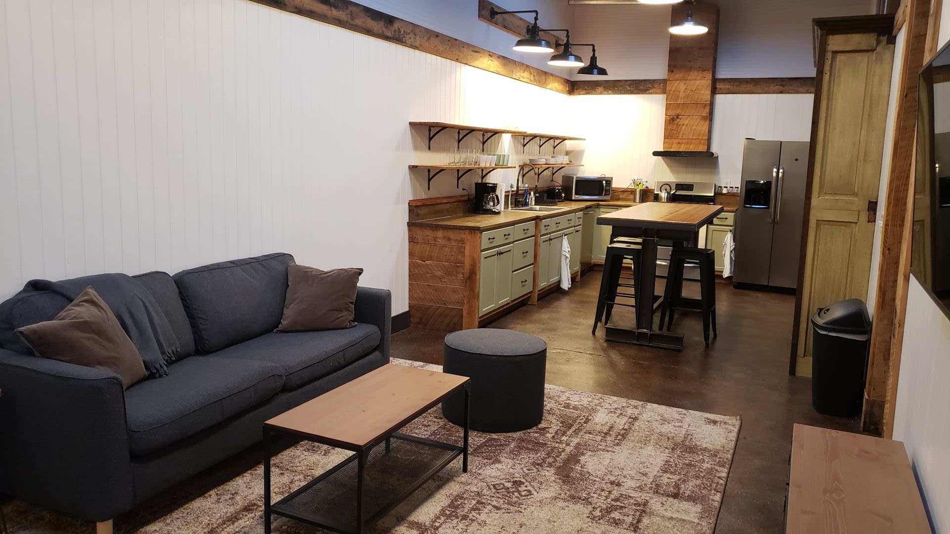 1/2 off 1 month-Charming Industrial 4 Bedroom/4 Bathroom Apartment in Pigtown, MD! – photo 3