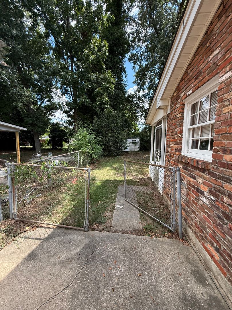 ** 3 bed 2 bath Forest Hills ** Call the self-showing number to schedule a tour – photo 3