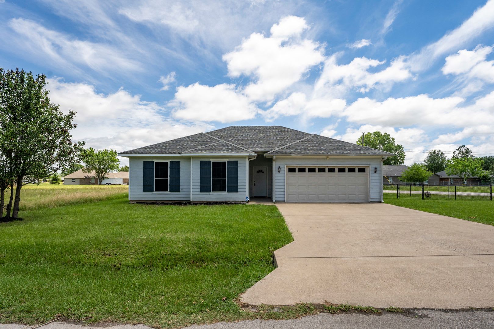 You will love this charming 3 bedroom, 2 bath, move-in ready home! – photo 3