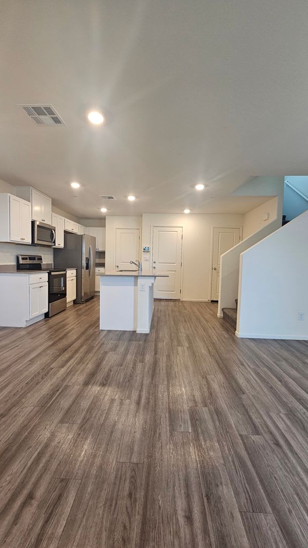 Rent Ready!! 3 bedroom 2.5 bath 2 car – photo 4