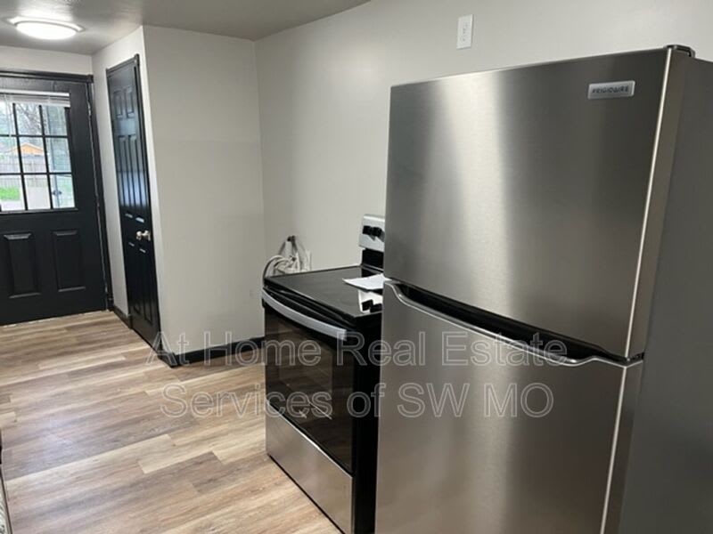 704 N Kansas Expy – photo 5