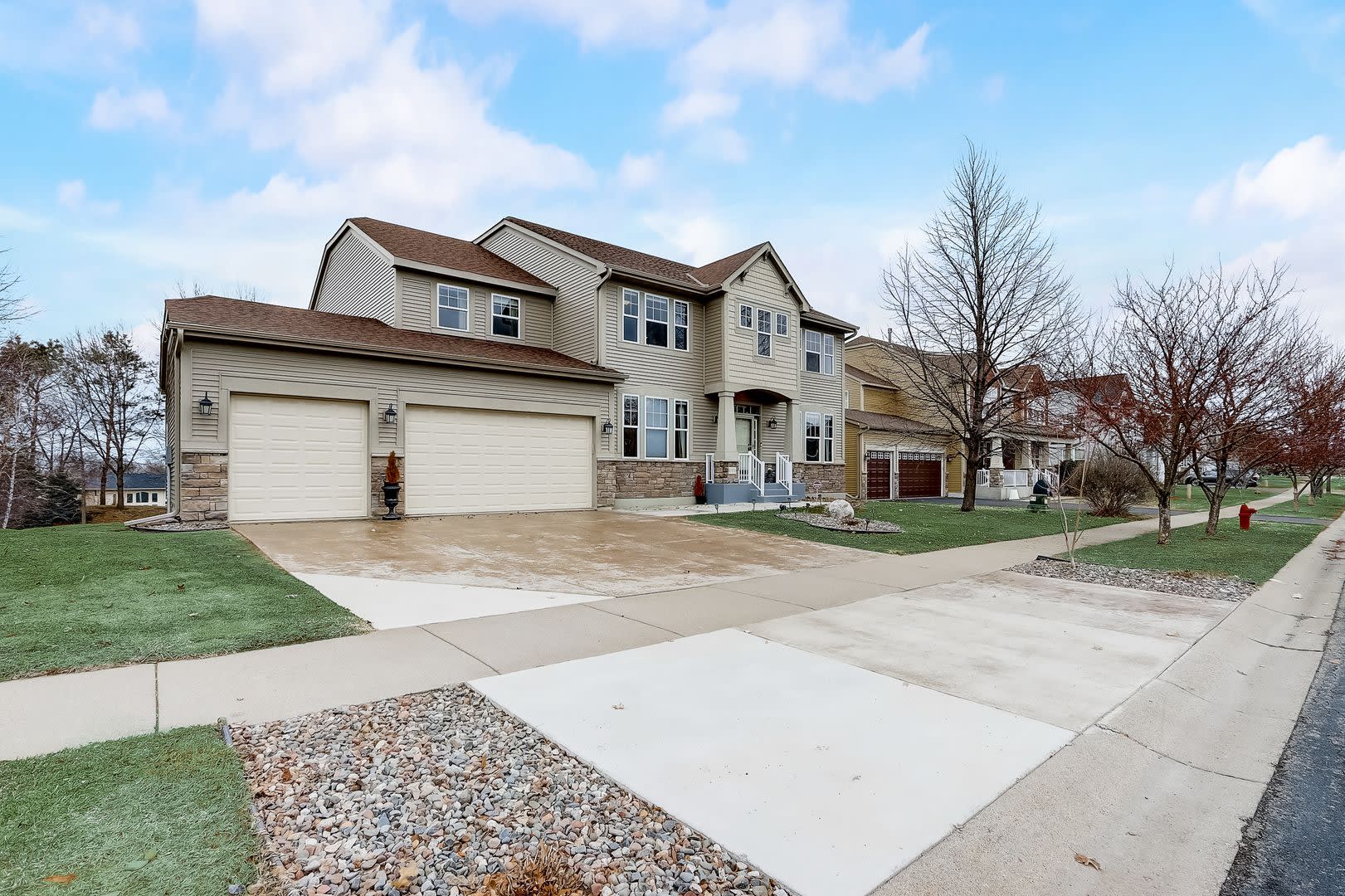 Grand 5 Bed 4 5 Bath Maple Grove Home W 3 Car Garage Fully Furnished – photo 3