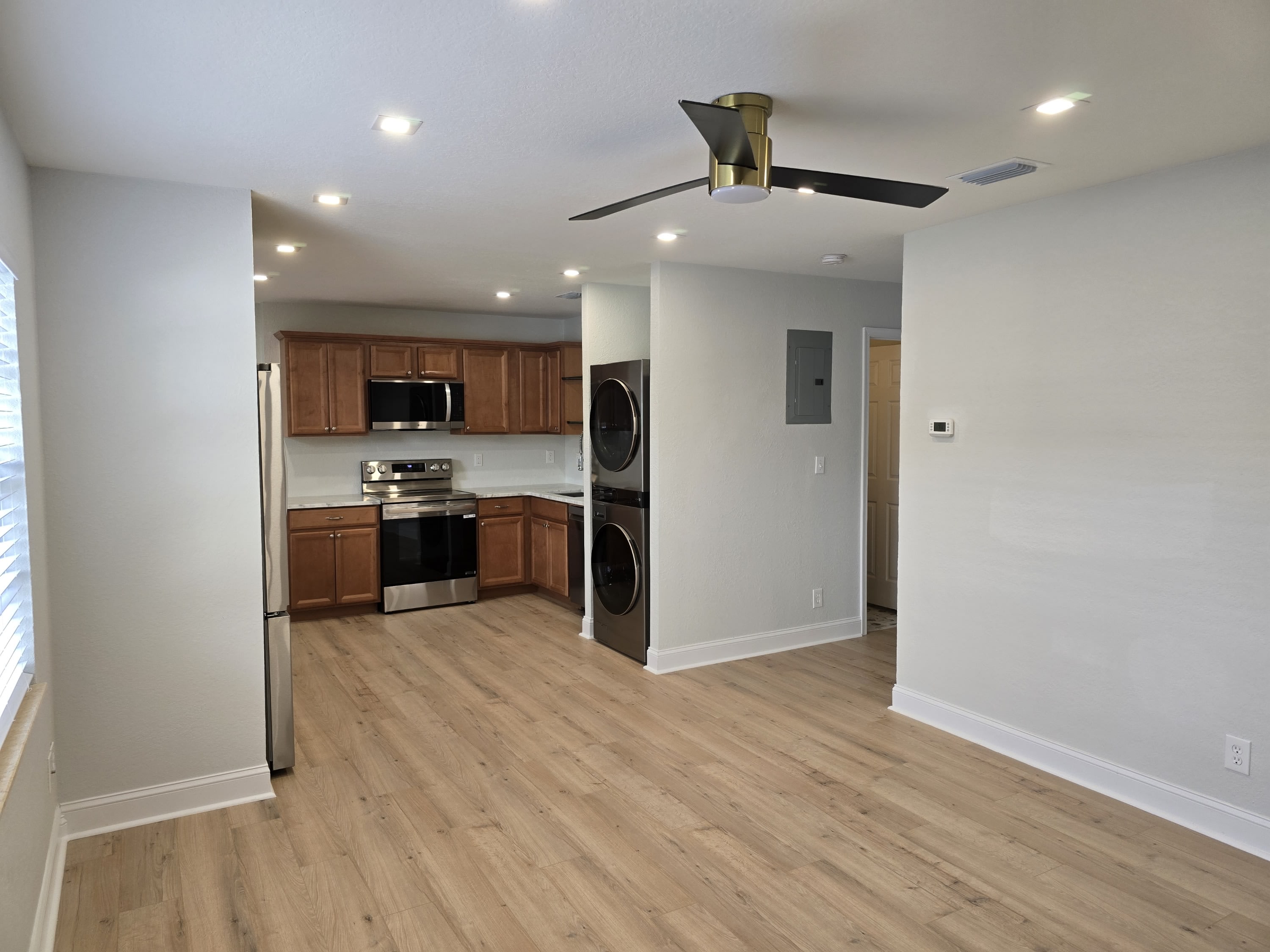1706 N Tampania Ave D – photo 2
