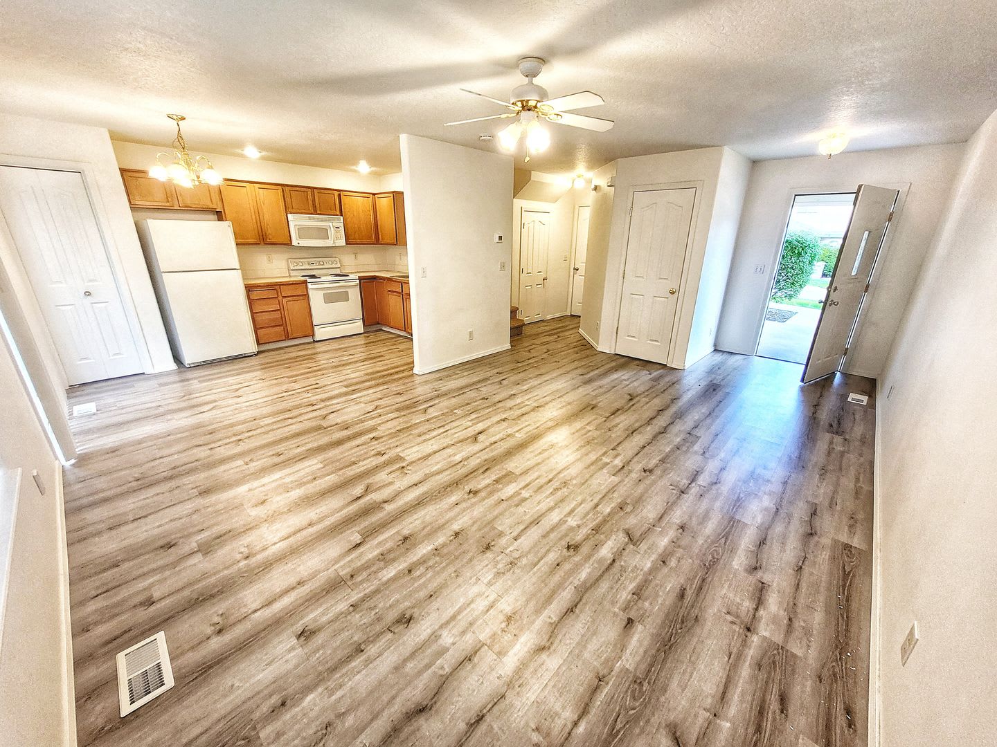 Beautiful 3 Bed 1 5 Bath Townhome With Garage In Nampa – photo 2