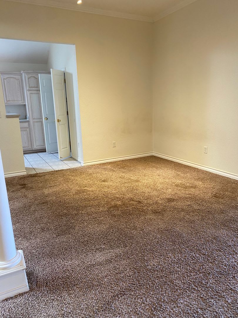 Spacious 3-Bedroom Home with Fireplace – photo 2
