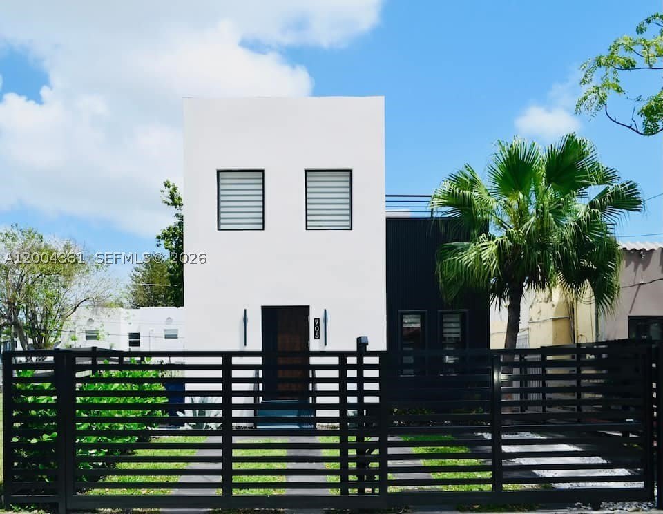 905 SW 13th Ct – photo 1