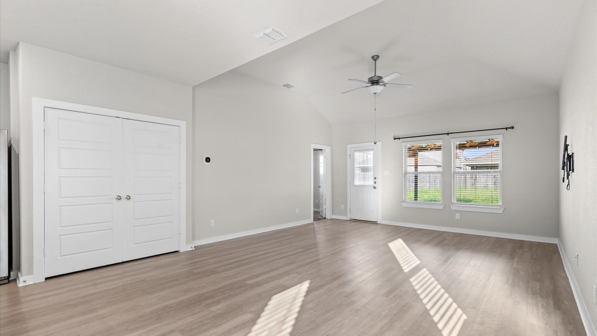 4 bedrooms, 2.5 bathrooms in Winding Brook community – photo 4