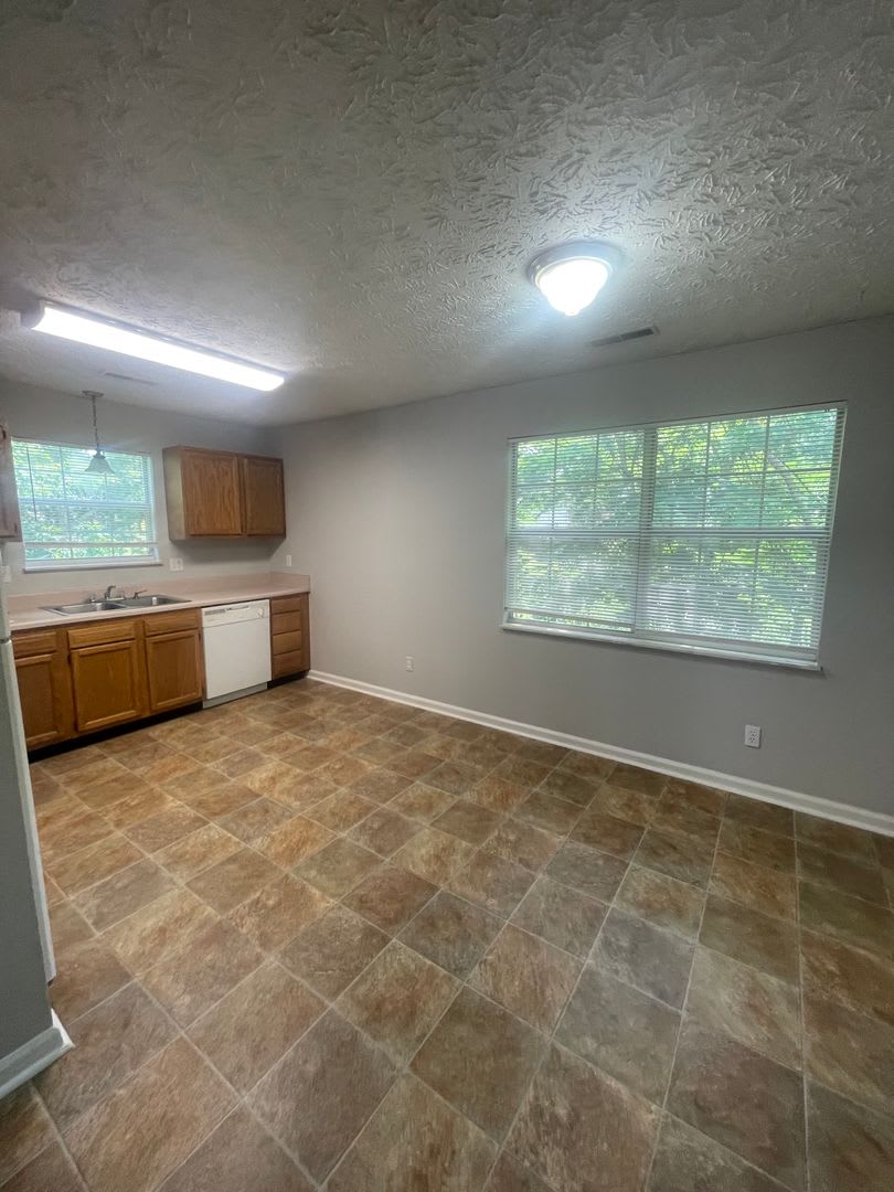 3 bed, 2 bath, 2 car garage home w/ finished basement/bonus room in West Knox – photo 4