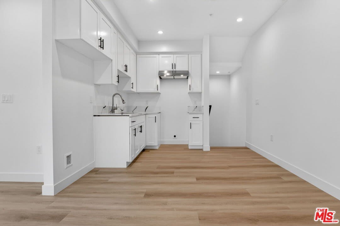 11446 Oxnard St – photo 4