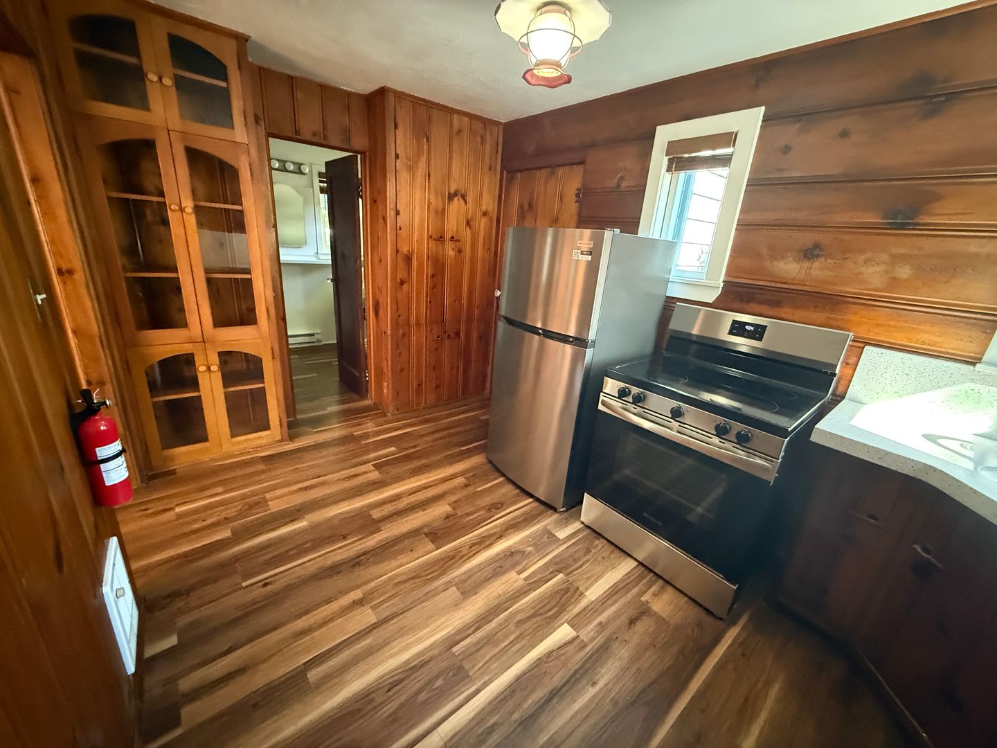 Adorable Downtown House, Newer Flooring/Paint/Appliances, A/C, Storage, Fenced Rear Yard – photo 4