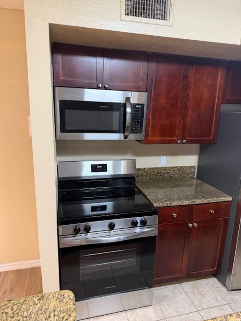 Beautiful large ground floor one bedroom condominium – photo 2
