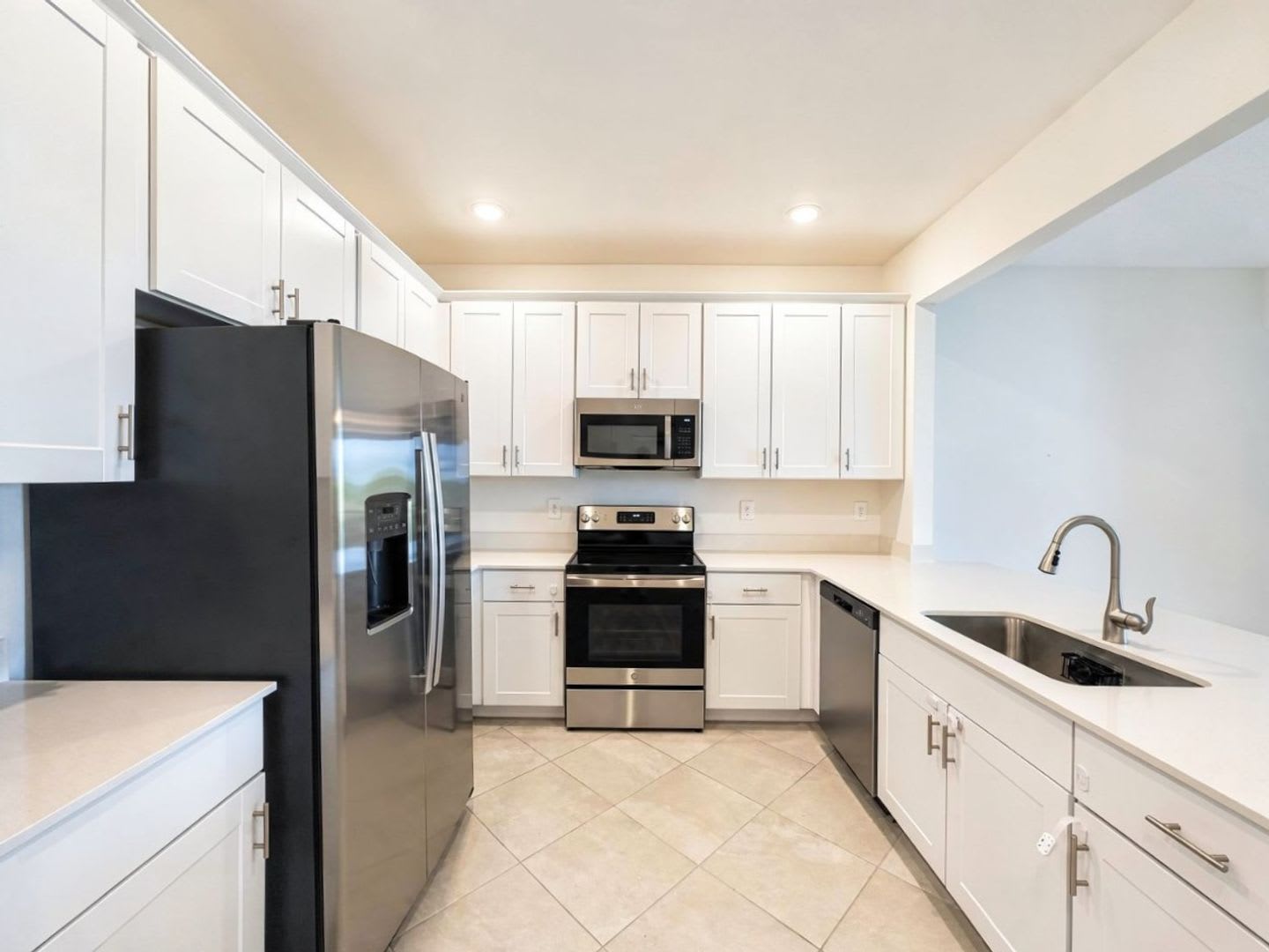Annual lease, 3-bedroom, 2.5-bathroom townhome in Orange Blossom Ranch – photo 2
