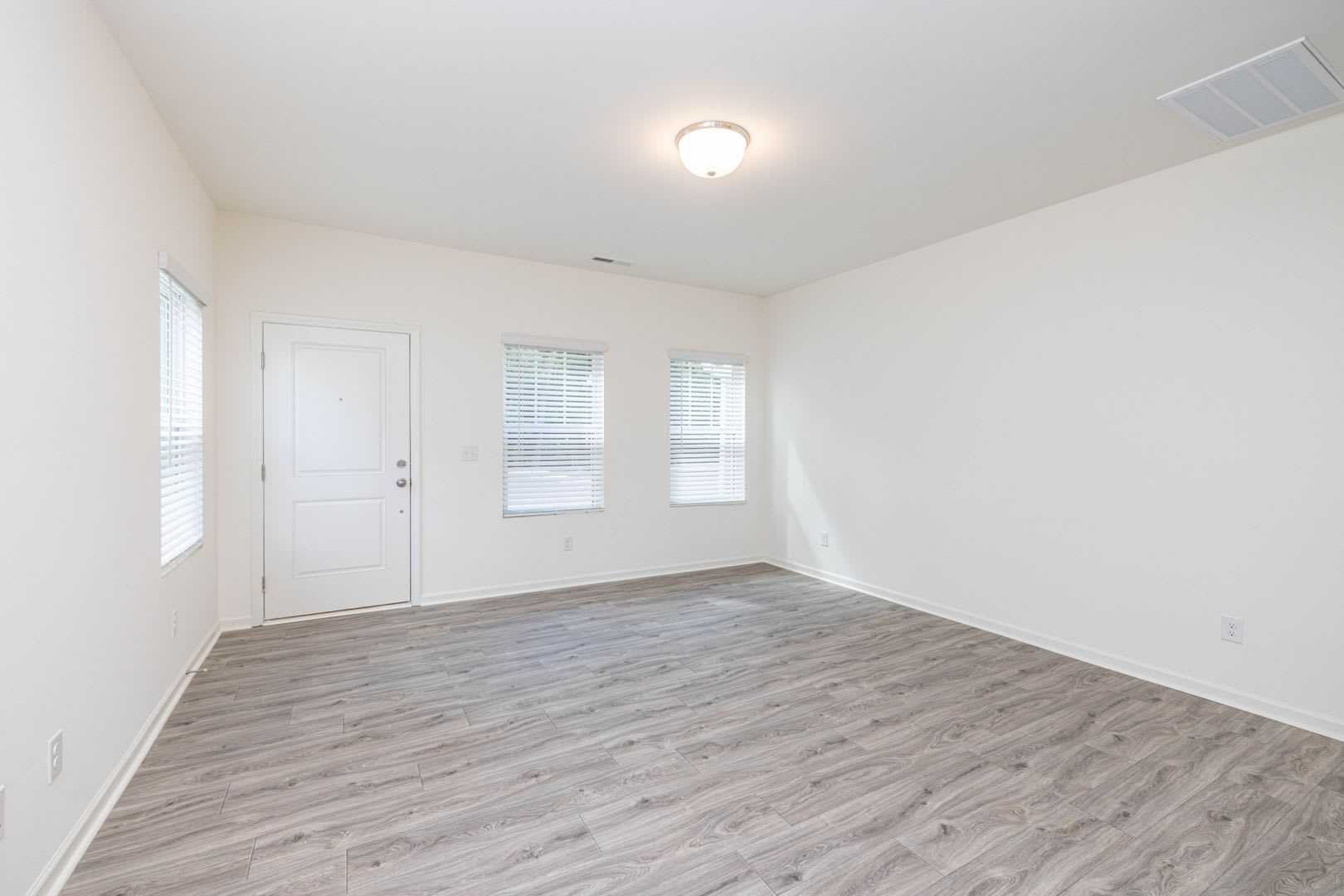 3 Bedroom Townhome Main Street Pineville – photo 2
