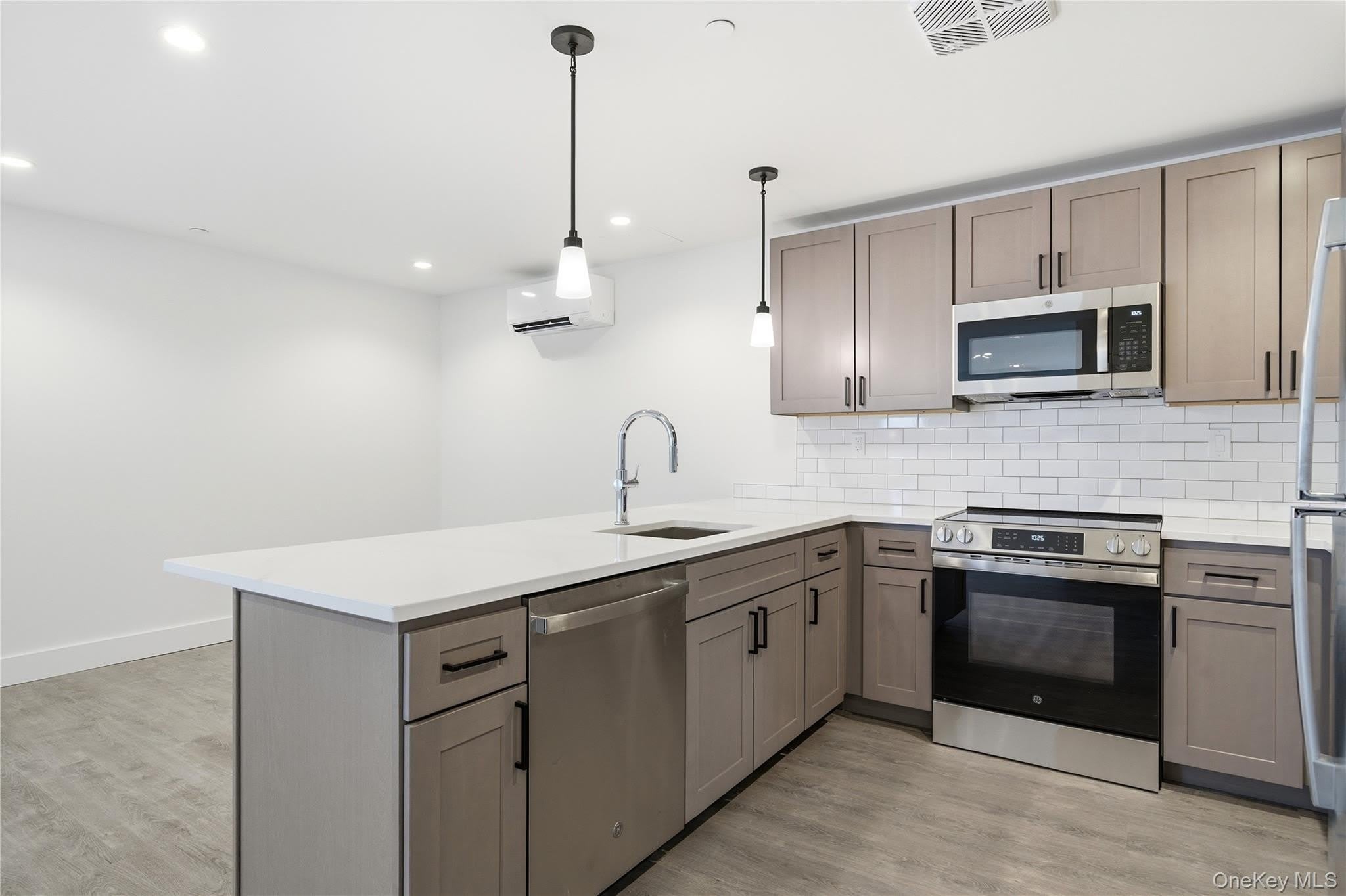 180 Deer Park Avenue – photo 5