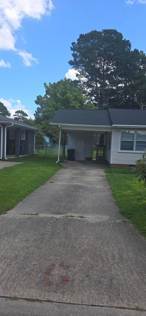 3 Bed 1 Bath House with Spacious Backyard – photo 2