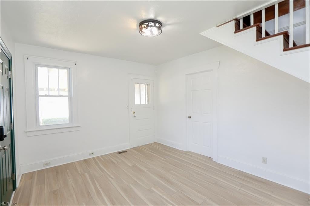 768 Mayfield Avenue – photo 3