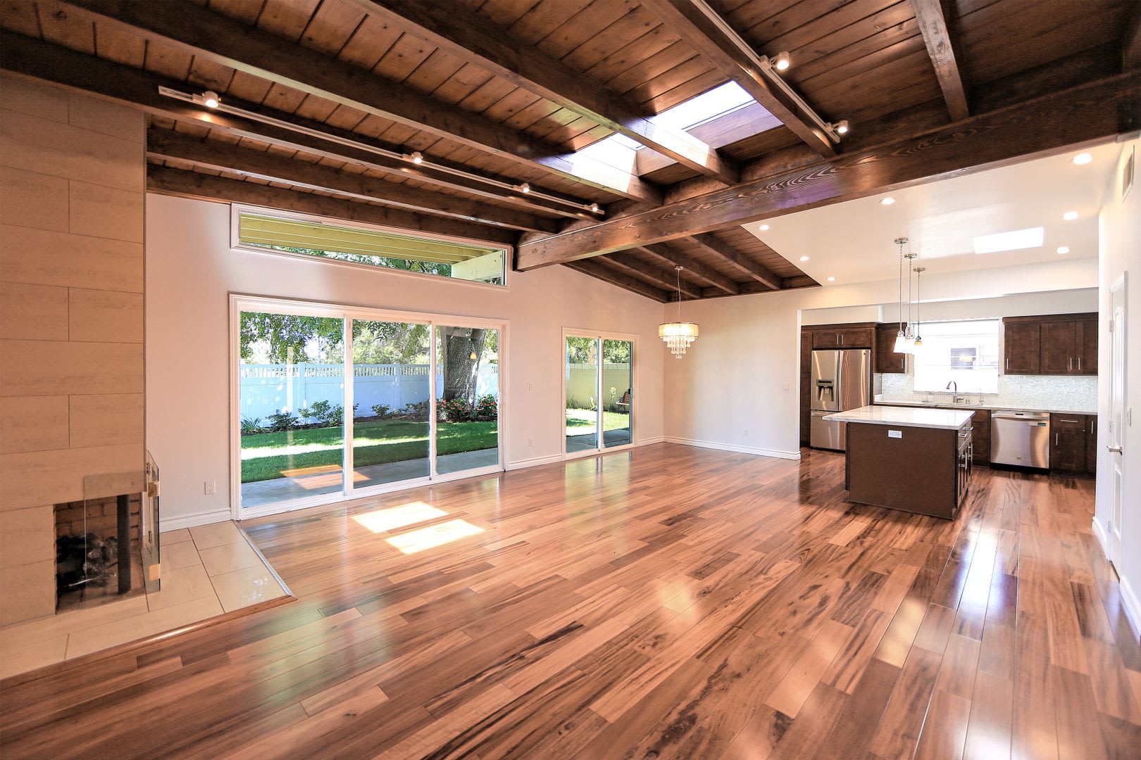 4 Bedrooms/3 Bathrooms in Encino – photo 4