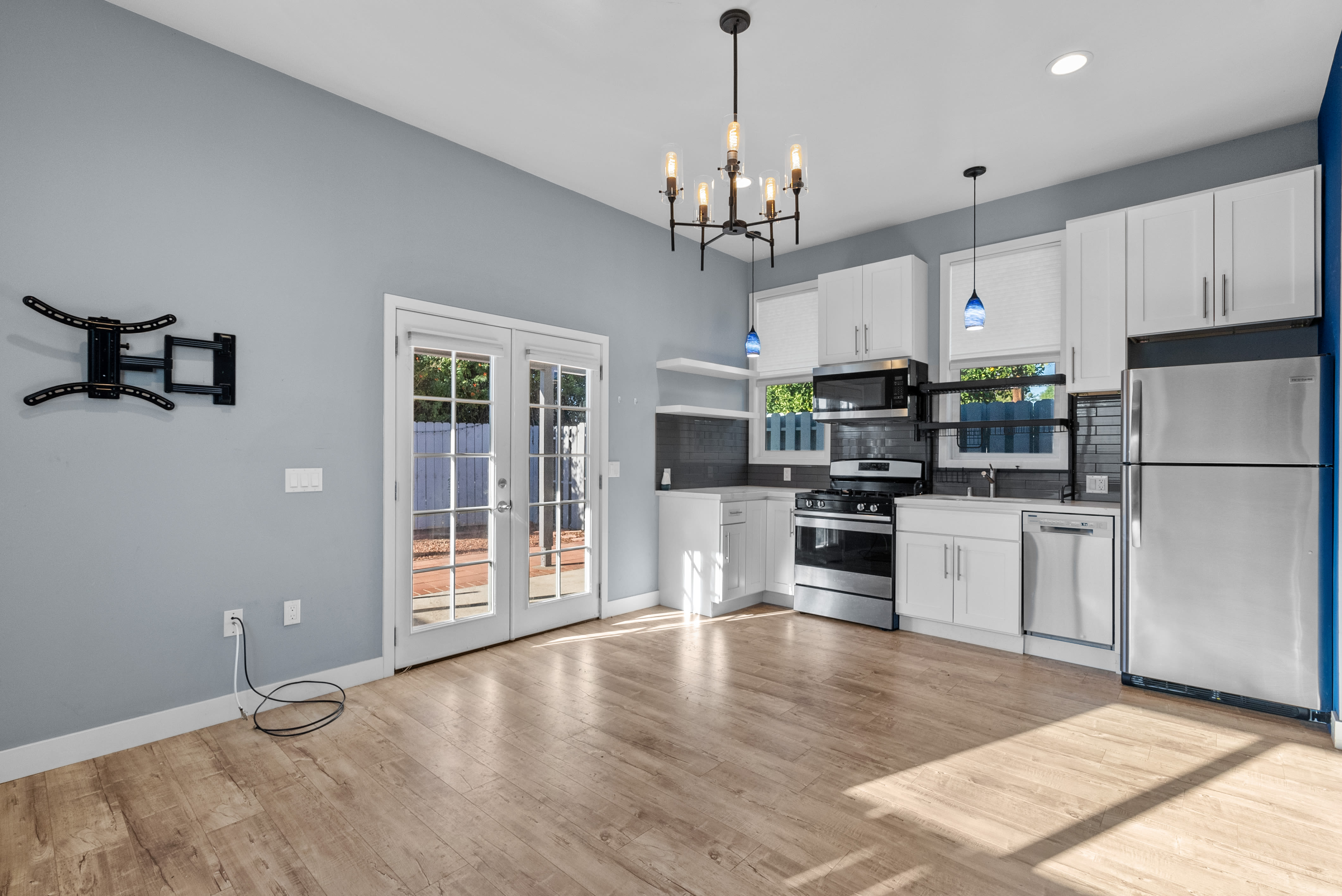6927 Cozycroft Ave – photo 5