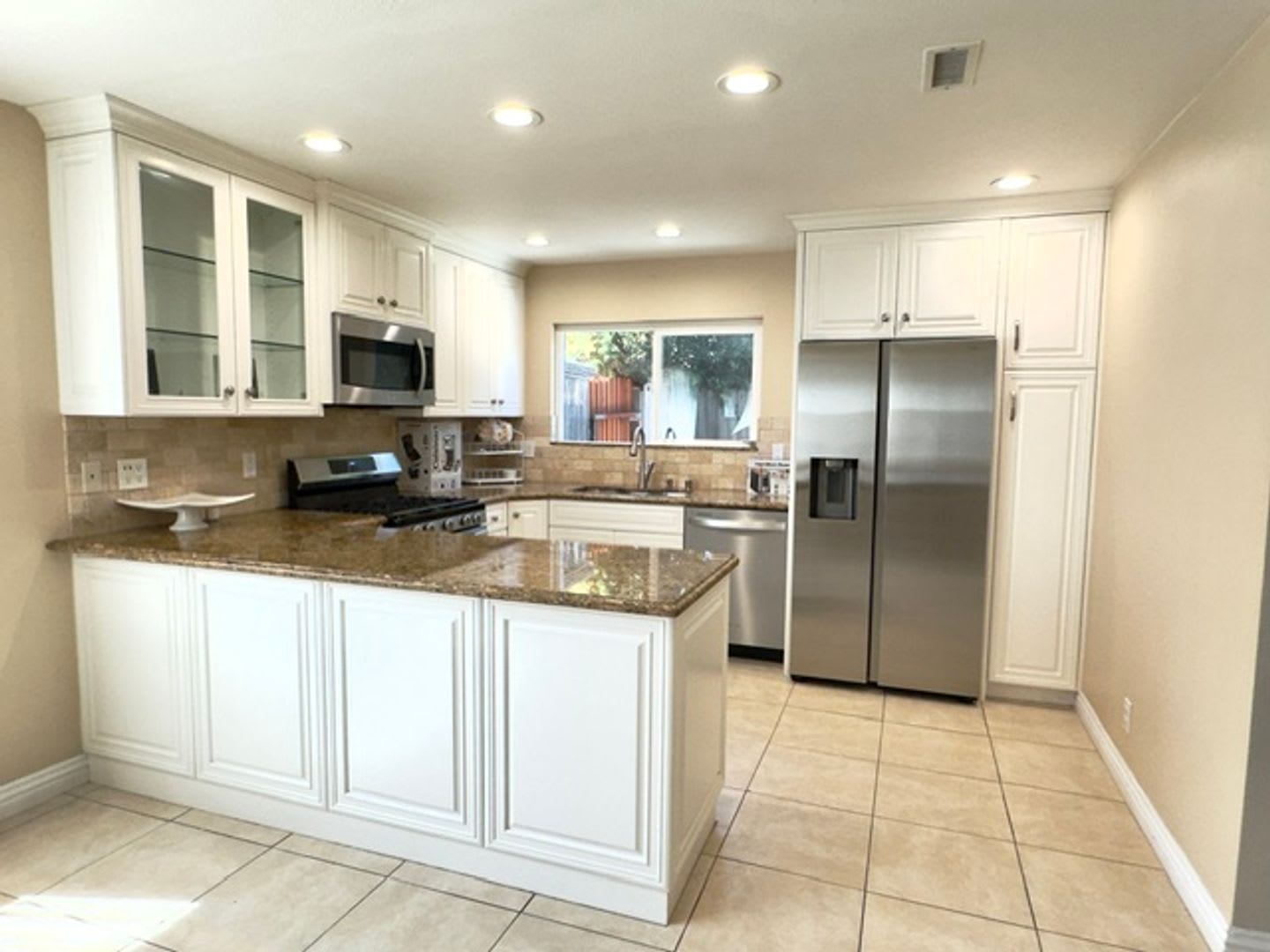 New Fully Furnished Costa Mesa Condo Near Back Bay – photo 3