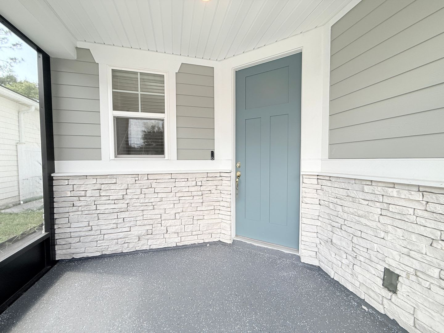 Bright & Spacious 4BR Home with Screened Porch & Paver Patio – photo 2