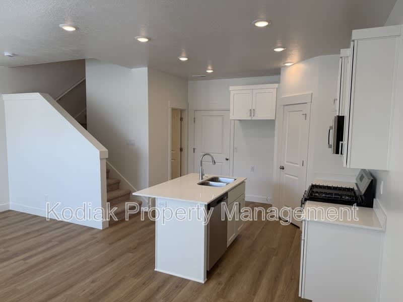 229 W 925 N – photo 4