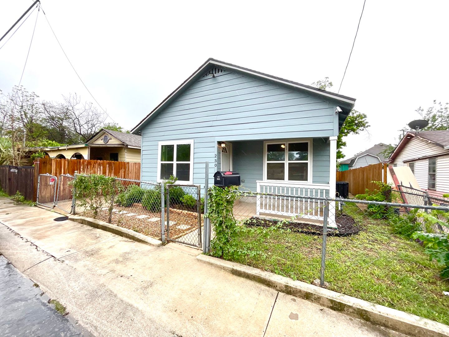 Move In Ready 3Bd 2Ba Laminate Floors Fenced Yard Prime Location Accepts Section 8 – photo 3