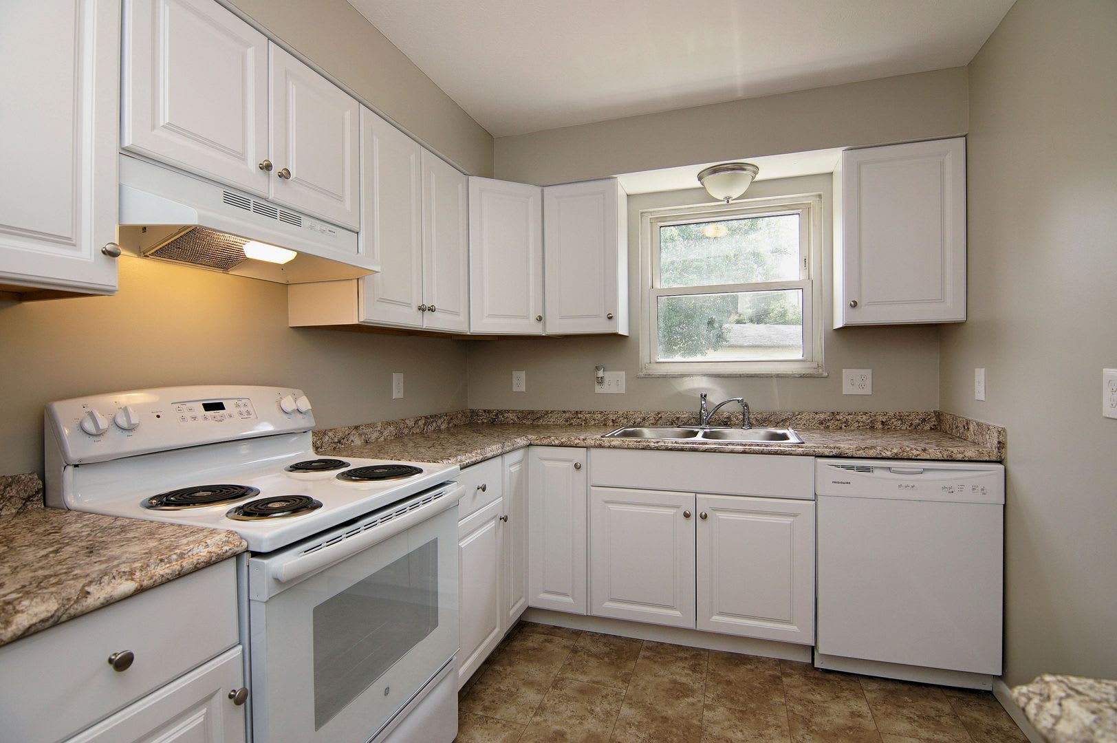 2 Bedroom, 1 Bathroom Apartment with Patio or Balcony at Parkridge Ct. – photo 3