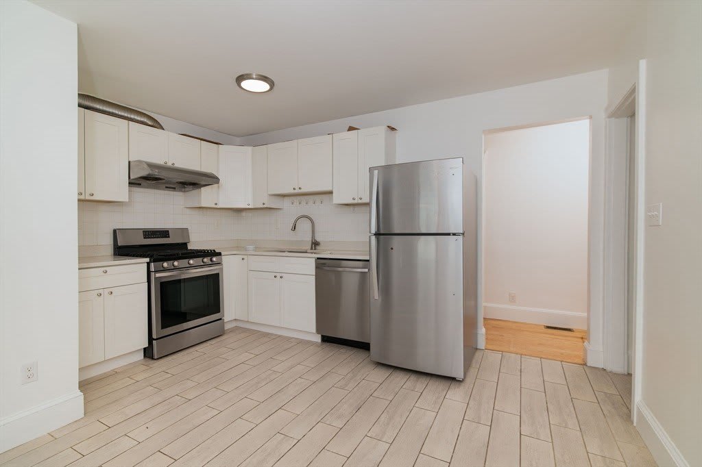 135 Safford St – photo 1