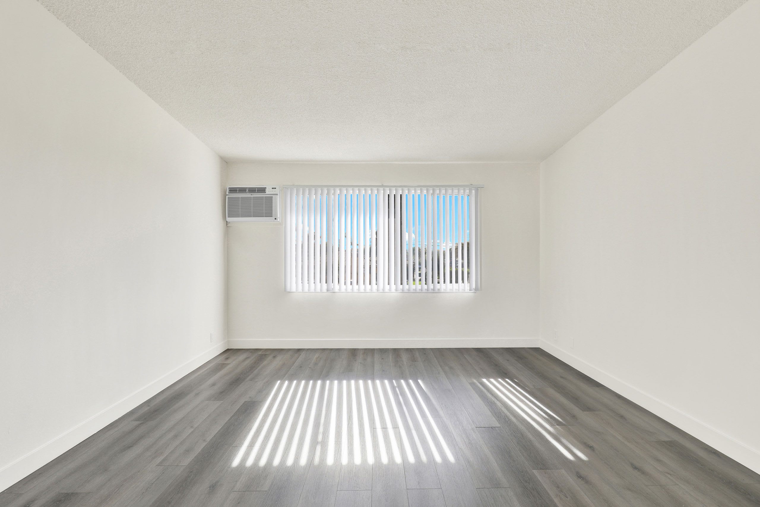 Serrano Apartments – photo 2